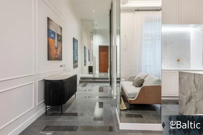 Sala de estar; chão de azulejo, teto alto, luz natural, estilo moderno