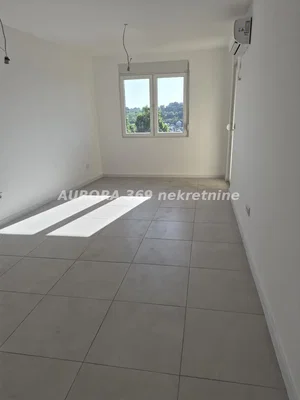 Ostale; pločice, prirodna svjetlost, potrebna renovacija