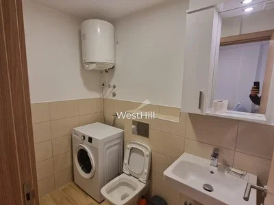 Toalet; pločice, bojler, potrebna renovacija