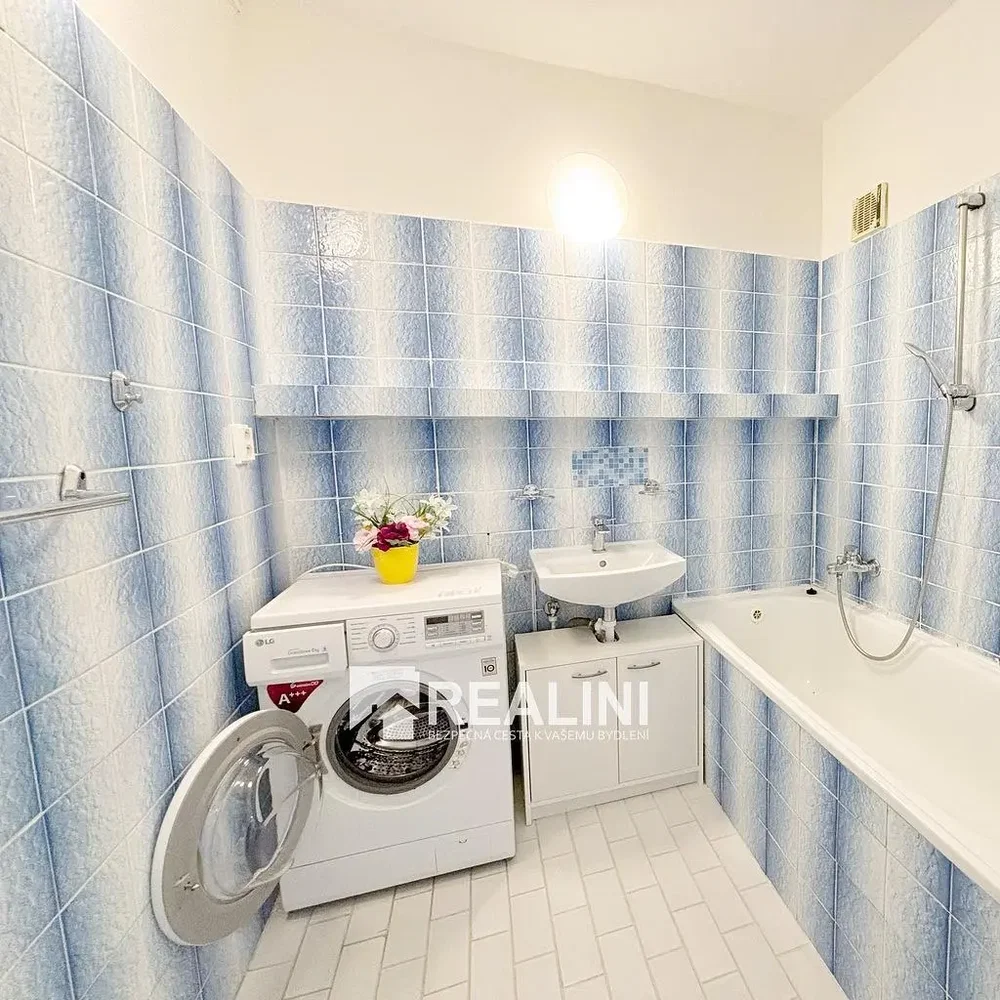 Bagno; pavimento in piastrelle, luce naturale