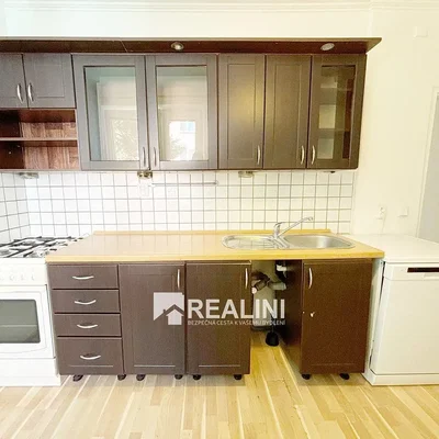 Cucina; elettrodomestici, pavimento in legno, luce naturale