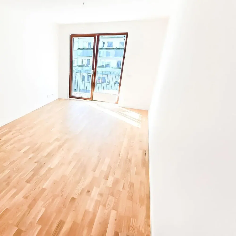 Altro; pavimento in legno, luce naturale