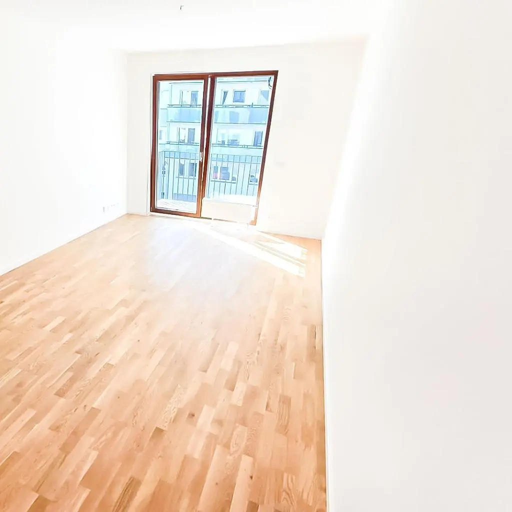 Altro; pavimento in legno, luce naturale
