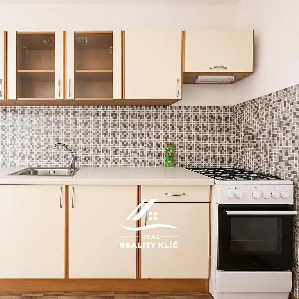 Cocina; electrodomésticos, suelo de baldosas, suelo de madera, renovado