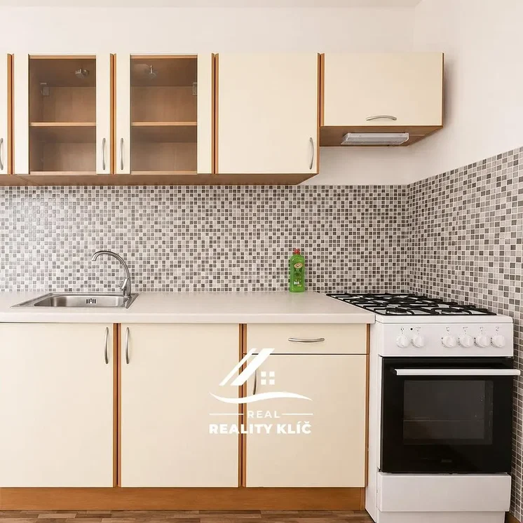 Cocina; electrodomésticos, suelo de baldosas, suelo de madera, renovado