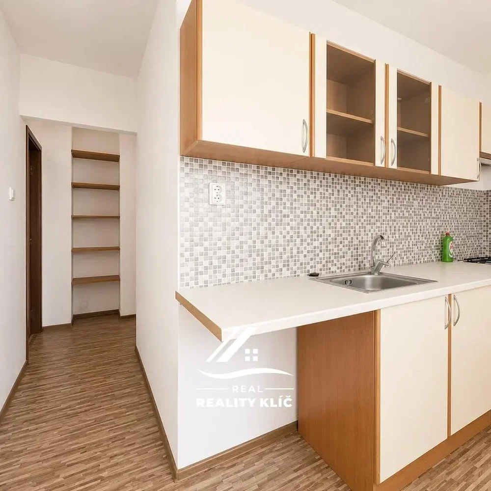 Cocina; electrodomésticos, suelo de baldosas, necesita renovación