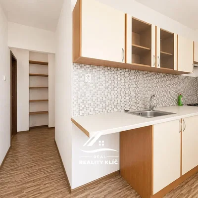 Cocina; electrodomésticos, suelo de baldosas, necesita renovación