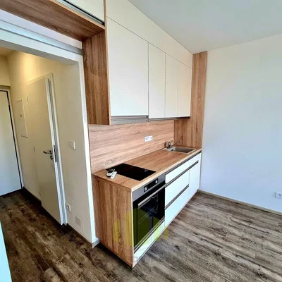 Cocina; electrodomésticos, suelo de madera, renovado, luz natural