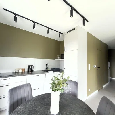 Cuisine; électroménager, lumière naturelle, style moderne, carrelage