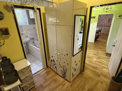 Garderobe; holzboden, fliesenboden, tageslicht
