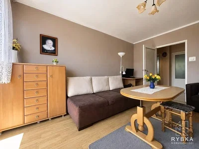 Wohnzimmer; holzboden, tageslicht, moderner stil