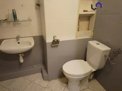 Toalet; pločice, potrebna renovacija