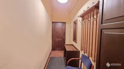 Гардероба; дрвени под, плочице, потребна реновација