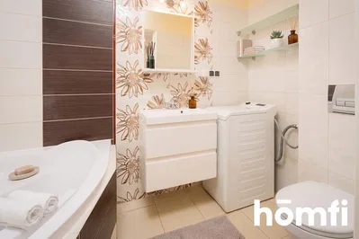 Salle de bain; carrelage, rénové, lumière naturelle