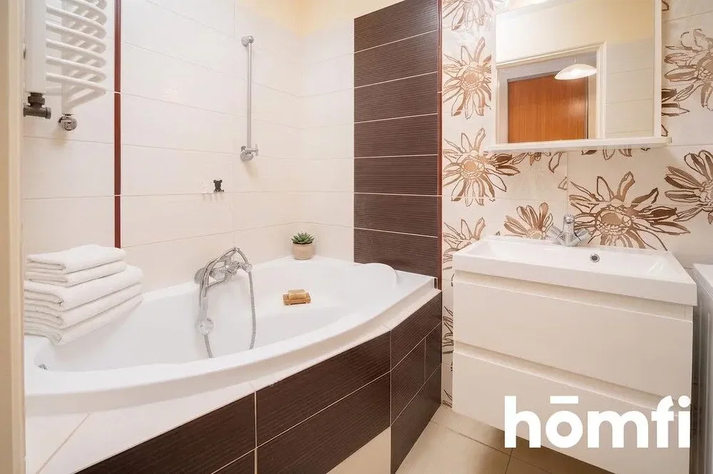 Salle de bain; carrelage, rénové, lumière naturelle