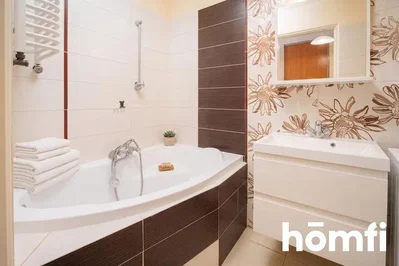 Salle de bain; carrelage, rénové, lumière naturelle