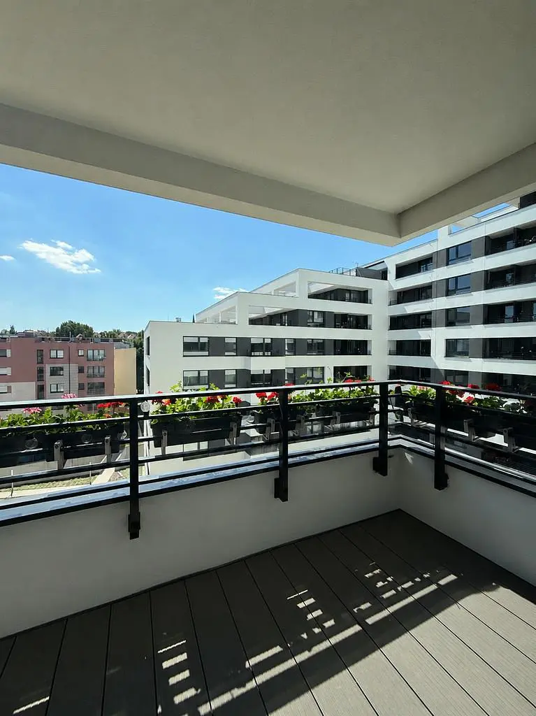 Balkon; manzara, doğal ışık, ahşap zemin