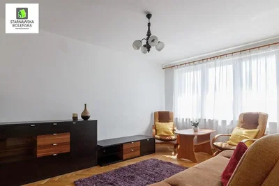 Salon; parquet, lumière naturelle, style moderne