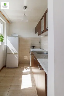 Cuisine; électroménager, carrelage, lumière naturelle