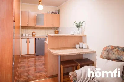 Cuisine; électroménager, carrelage, lumière naturelle