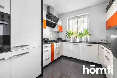 Cucina; elettrodomestici, pavimento in piastrelle, luce naturale, stile moderno