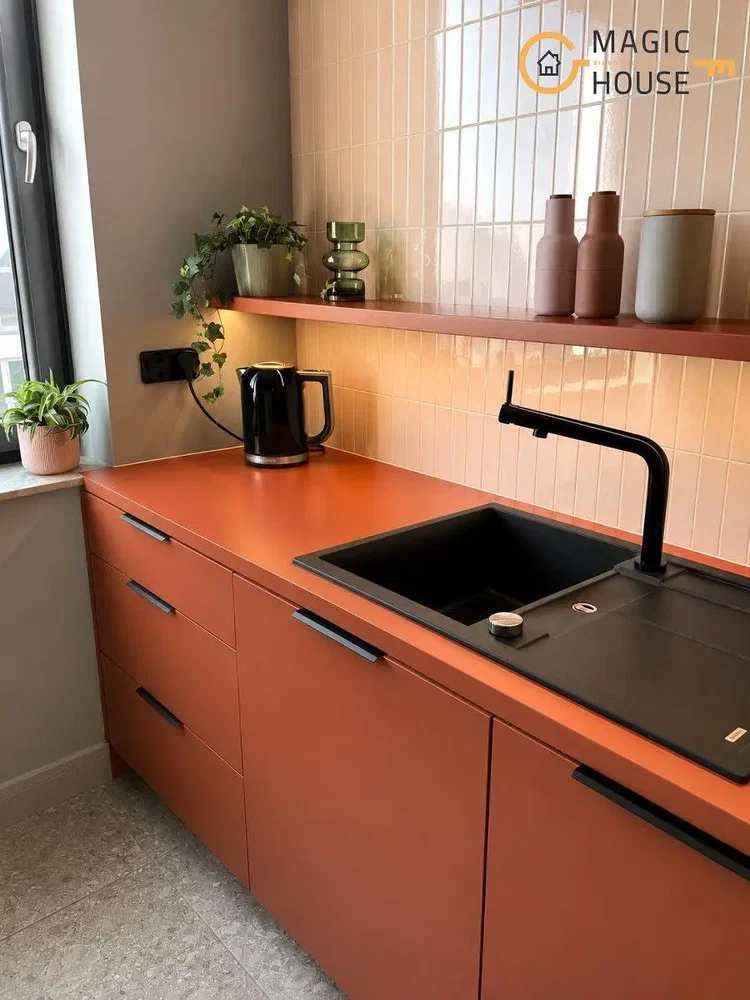 Cuisine; électroménager, carrelage, rénové, lumière naturelle