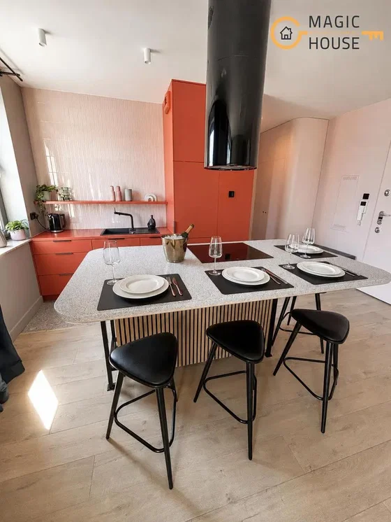 Cuisine; électroménager, carrelage, lumière naturelle, style moderne