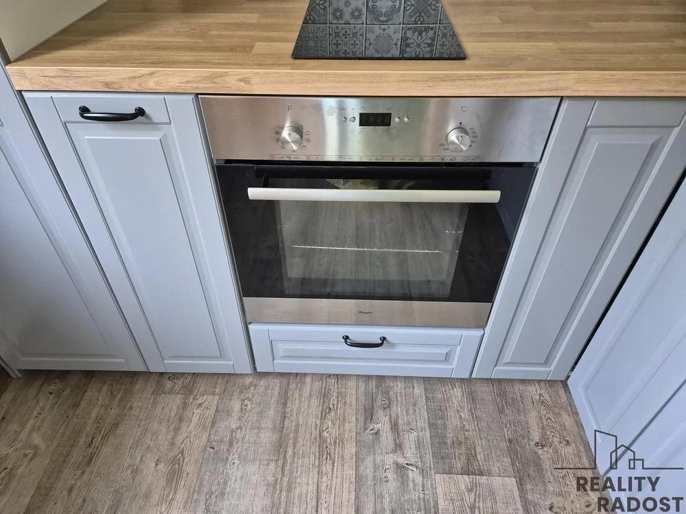 Cucina; elettrodomestici, pavimento in legno, ristrutturato