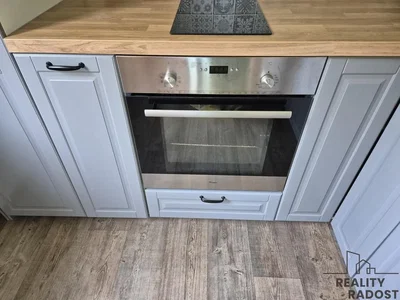 Cucina; elettrodomestici, pavimento in legno, ristrutturato