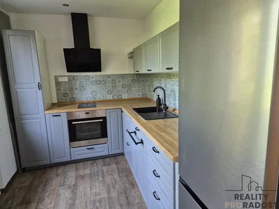 Cucina; elettrodomestici, pavimento in legno, ristrutturato, luce naturale