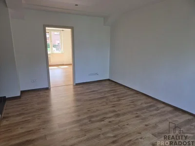 Altro; pavimento in legno, luce naturale, necessita ristrutturazione