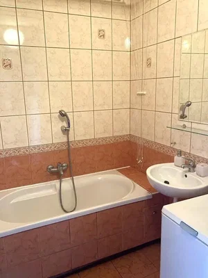 Kupaonica; pločice, potrebna renovacija
