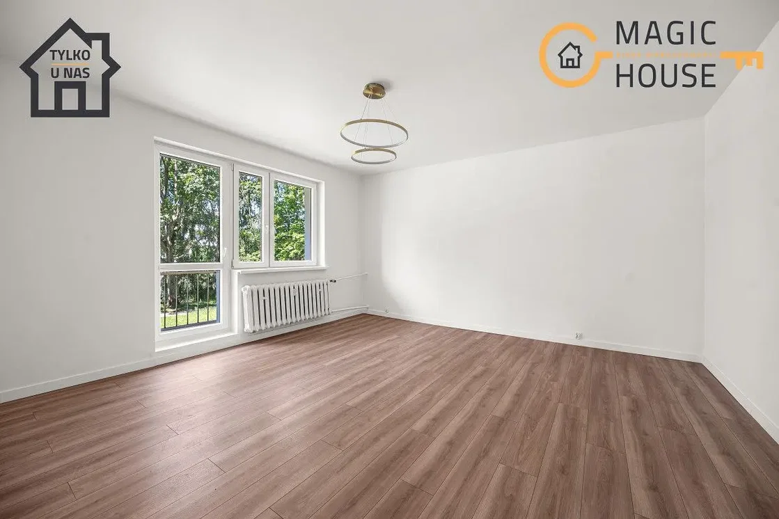 Wohnzimmer; holzboden, tageslicht, moderner stil