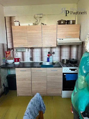 Kuchnia; sprzęt kuchenny, podłoga z płytek, wymaga remontu, światło dzienne