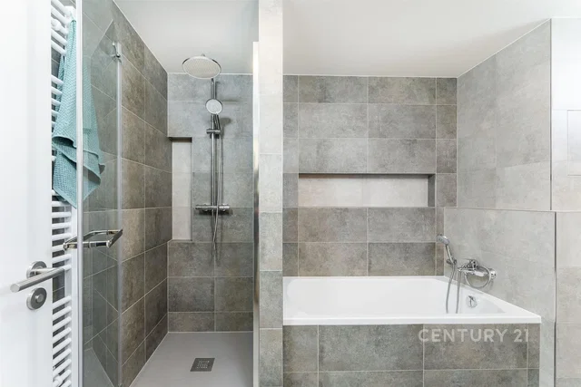 Badezimmer; fliesenboden, renoviert, tageslicht