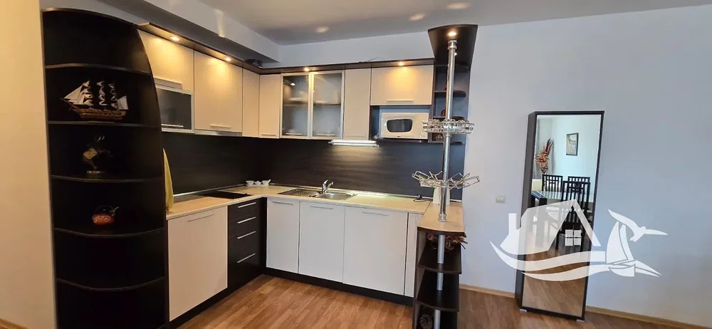 Cuisine; électroménager, parquet, lumière naturelle