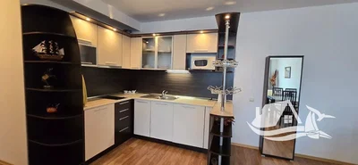 Cuisine; électroménager, parquet, lumière naturelle