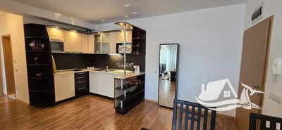 Cuisine; électroménager, parquet, lumière naturelle