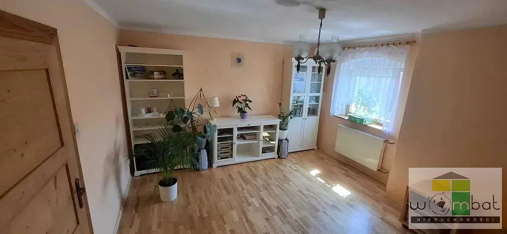 Дневна соба; дрвени под, природно светло