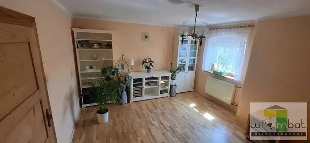 Дневна соба; дрвени под, природно светло