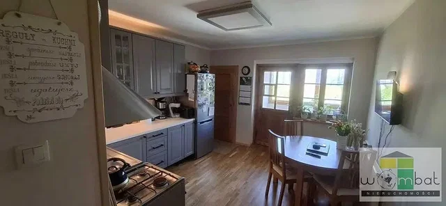 Кухиња; кухињски апарати, природно светло, дрвени под