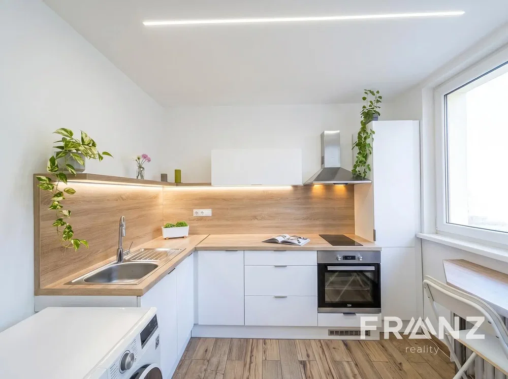 Cuisine; électroménager, parquet, lumière naturelle, style moderne