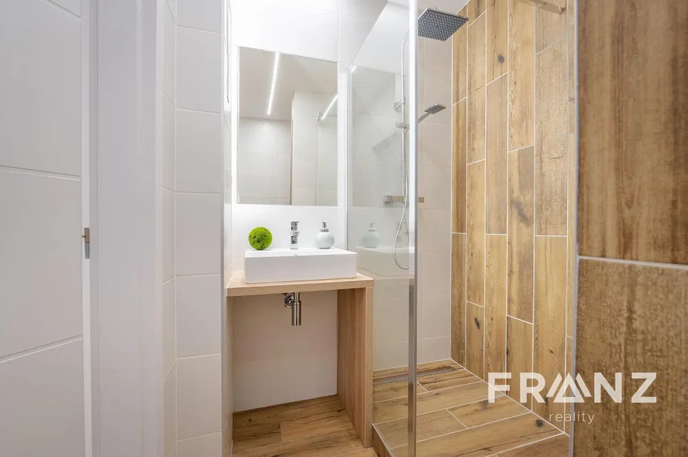 Salle de bain; parquet, carrelage, rénové, lumière naturelle
