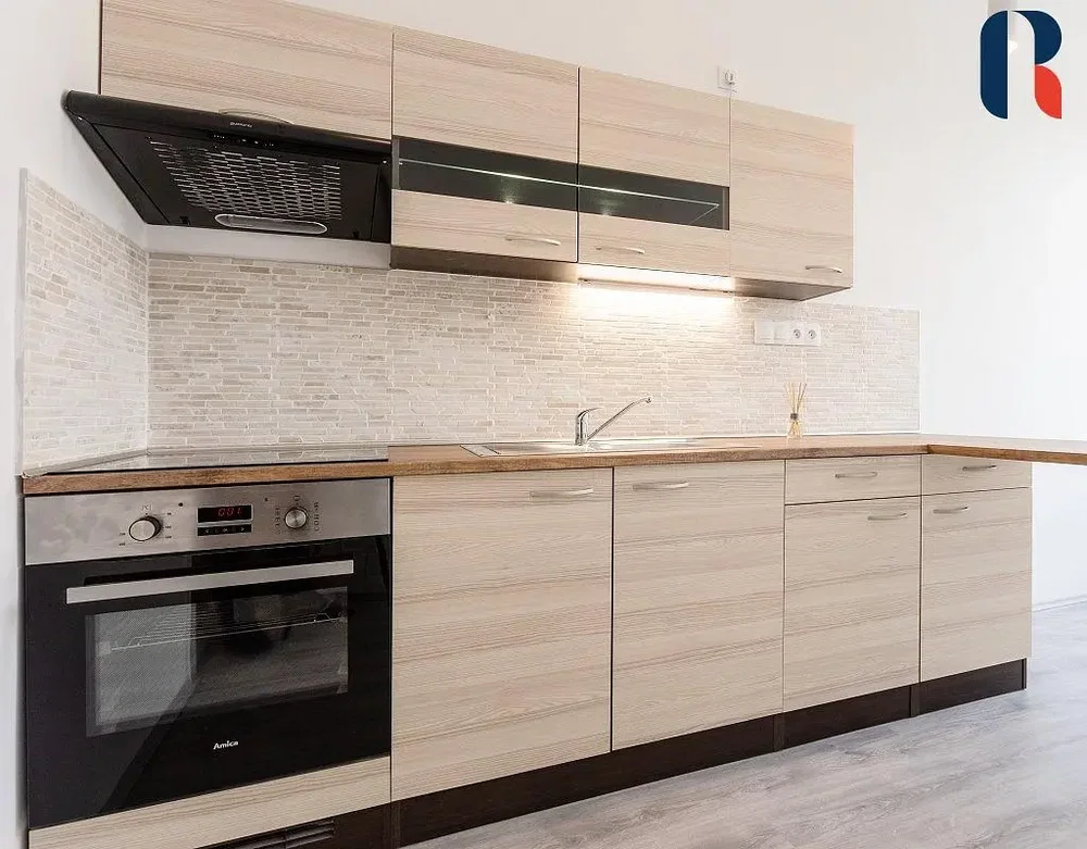 Keuken; keukenapparatuur, houten vloer, natuurlijk licht, moderne stijl, gerenoveerd