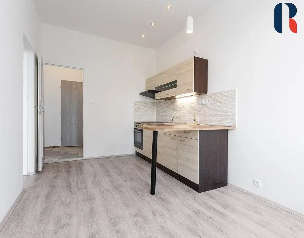 Keuken; keukenapparatuur, houten vloer, natuurlijk licht, gerenoveerd