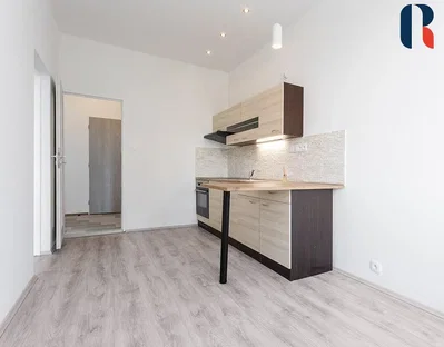 Keuken; keukenapparatuur, houten vloer, natuurlijk licht, gerenoveerd