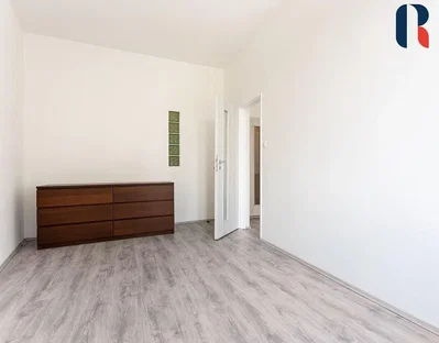 Slaapkamer; houten vloer, natuurlijk licht