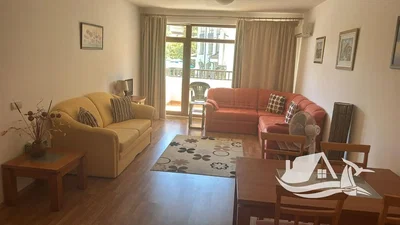 Salón; luz natural, suelo de madera