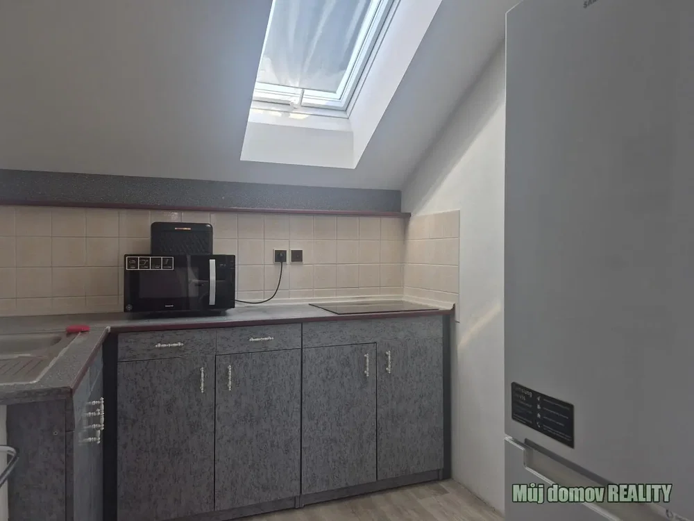 Keuken; keukenapparatuur, tegelvloer