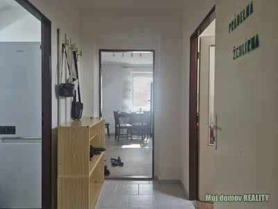 Garderobe; tegelvloer, renovatie nodig